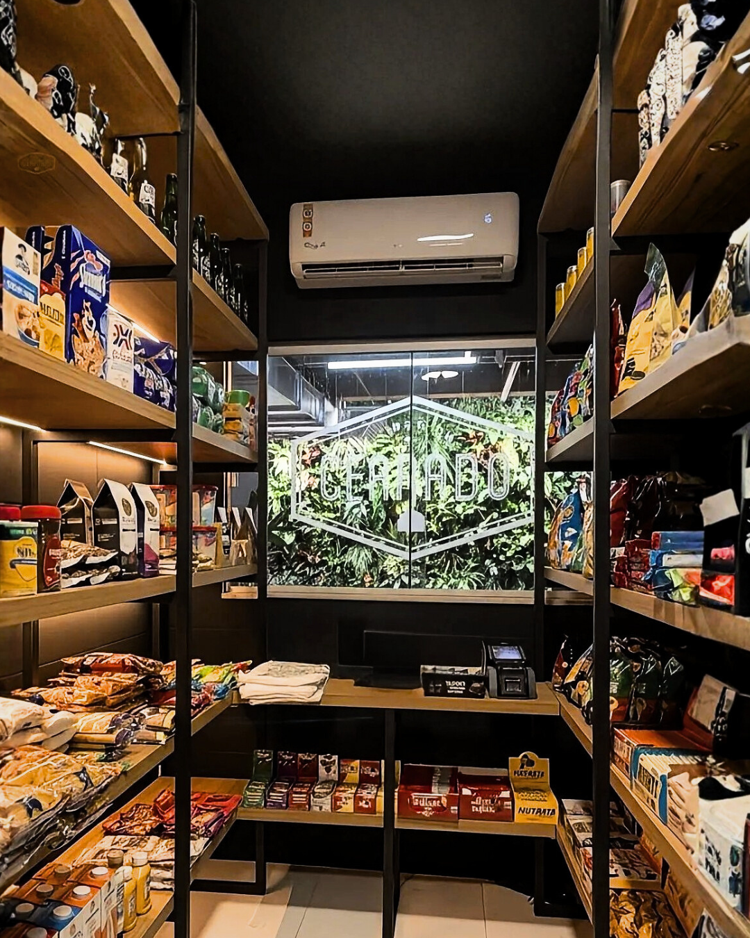 Interior do Emporium Cerrado com curadoria de produtos